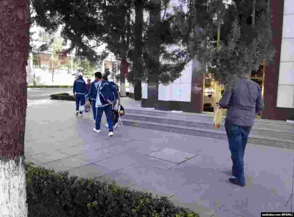 Çäreler mahaly talyplar okuwlaryndan boşadylýarlar.