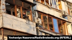 За даними місцевої влади, у людей переломи, уламкові поранення, забої та відкриті рани