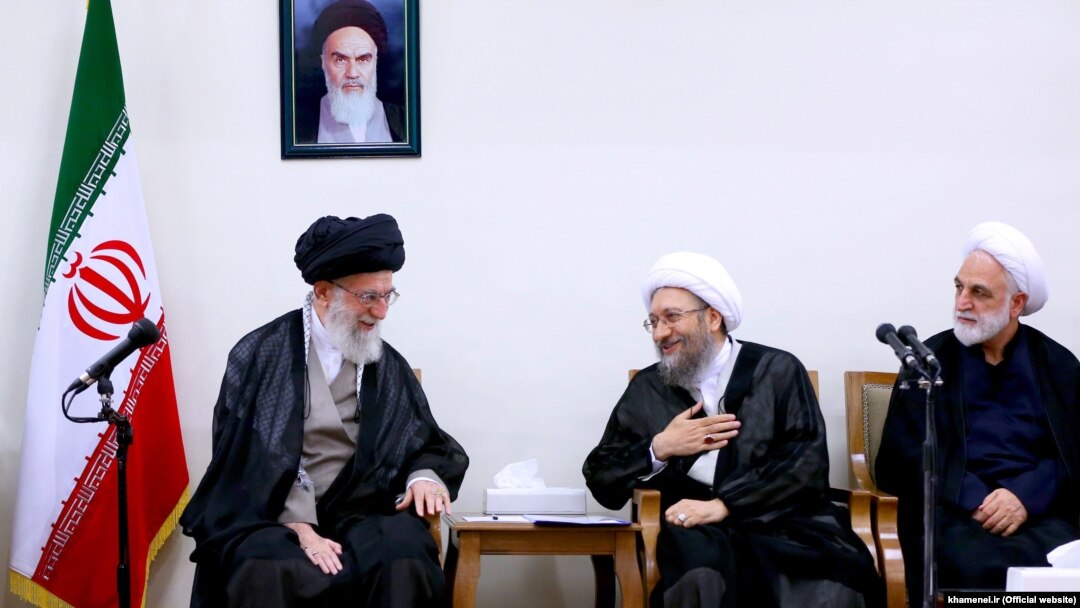 غلامحسین محسنی اژه‌ای (راست) در کنار رئیس قوه قضاییه و رهبر جمهوری اسلامی