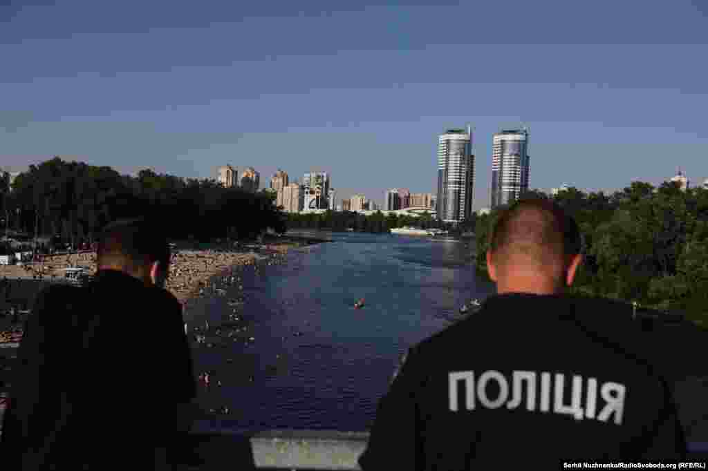 Поліція та рятувальні служби чергують на Венеційському мосту на київському Гідропарку