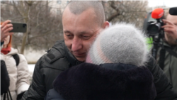 Обійми, емоції та сльози радості: зустріч рідних зі звільненими з полону українськими військовими
