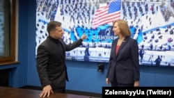 Президент України Володимир Зеленський і тимчасово повірена США в Україні Крістіна Квін