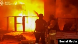 Рятувальники гасять пожежу, що виникла внаслідок російських ударів по Одесі, 13 лютого 2026 року