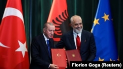 Predsjednik Turske Erdogan i albanski premijer Edi Rama sa potpisanim dokumentima, Tirana, 10. oktobar 2024.