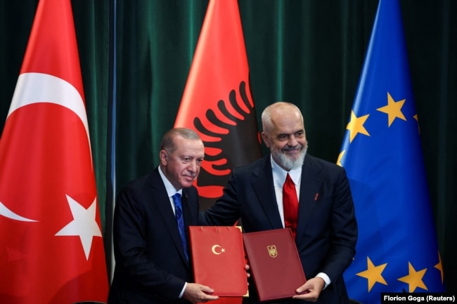 Presidenti turk, Recep Tayyip Erdogan (majtas) dhe kryeministri shqiptar, Edi Rama, mbajnë në duar dokumentet e marrëveshjeve të nënshkruara, 10 tetor, Tiranë.