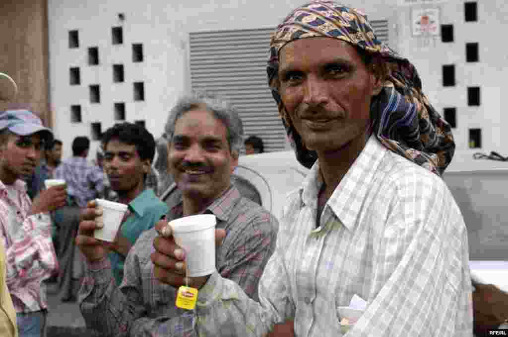 UAE --Indian and Pakistani workers are drinking tea, Dubai, 25Jul2008