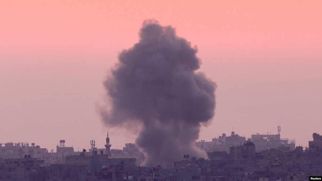 Fumul se ridică deasupra Fâșiei Gaza, în urma unui atac aerian israelian, pe fondul conflictului în curs de desfășurare între Israel și Hamas. 5 iunie 2024. 