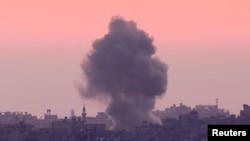 Fumul se ridică deasupra Fâșiei Gaza, în urma unui atac aerian israelian, pe fondul conflictului în curs de desfășurare între Israel și Hamas. 5 iunie 2024. 