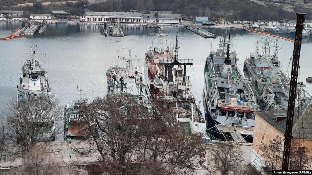 Корабли и подводные лодки Черноморского флота в Южной бухте Севастополя