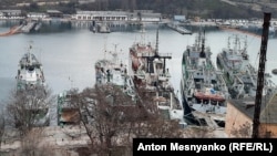 Корабли и подводные лодки Черноморского флота в Южной бухте Севастополя
