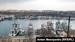 Кораблі та підводні човни Чорноморського флоту РФ у Південній бухті Севастополя. Крим, архівне фото