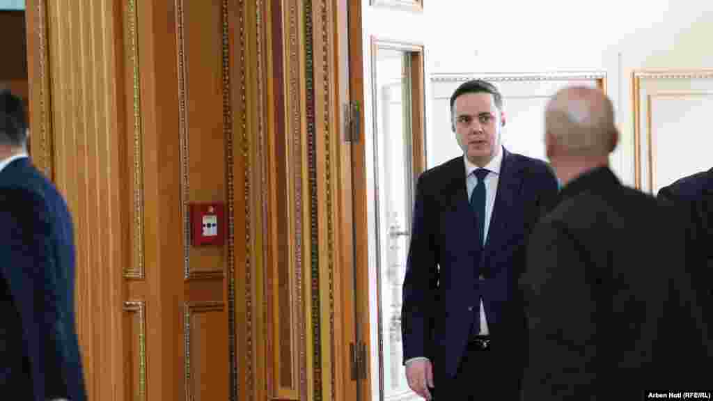 Kreu i LDK-së, Lumir Abdixhiku, u pa në ambientet e Kuvendit të Kosovës. Megjithatë, ai dhe deputetët e partisë së tij bojkotuan sërish punimet plenare. 