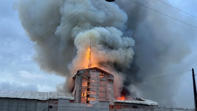 Incendiu la Bursa Veche din Copenhaga. Turla iconică s-a prăbușit