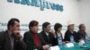 Қирғиз мухолифати вакиллари президент Бакиев мухолифат лидерларини таъқиб қилиш ва қамаш орқали Қирғизистонда диктаторлик режимига асос солаётганини таъкидламоқдалар.