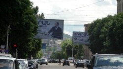 Չնայած ԿԸՀ որոշմանը՝ քարոզարշավից առաջ տեղադրված պաստառները Վանաձորում չեն հեռացվել