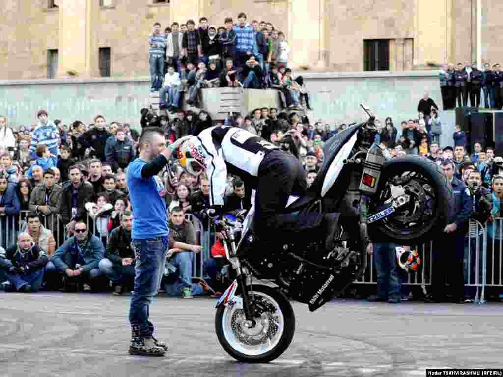 ქრის ფაიფერმა პარლამენტის წინ შეკრებილ ადამიანებს წარმოუდგენლად რთული ნომრები აჩვენა.