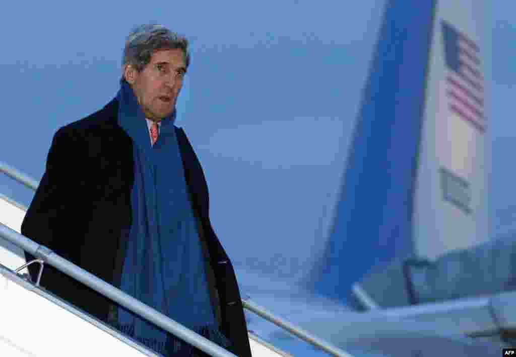 U.S. Secretary of State John Kerry arrives at Geneva International airport for talks&nbsp;between Iran and world powers on Tehran&#39;s disputed nuclear program on November 23. (AFP/Denis Balibouse)