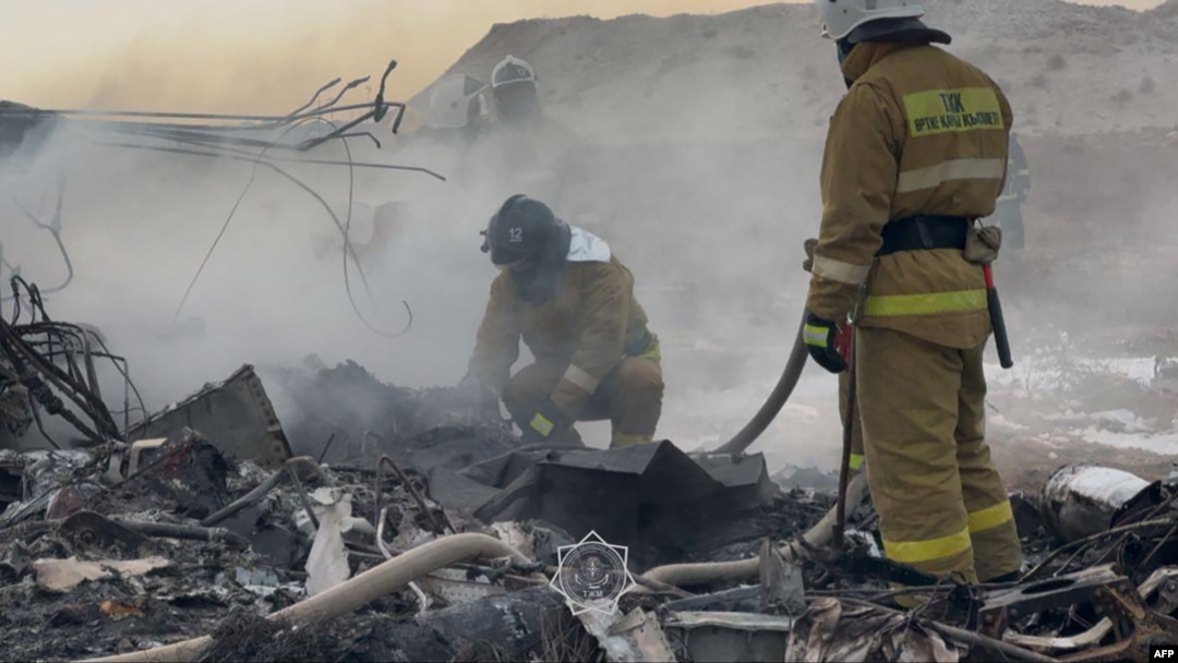 Echipele de salvatori din Kazahstan, la locul prăbușirii unui avion de pasageri lângă Aktau pe 25 decembrie.
