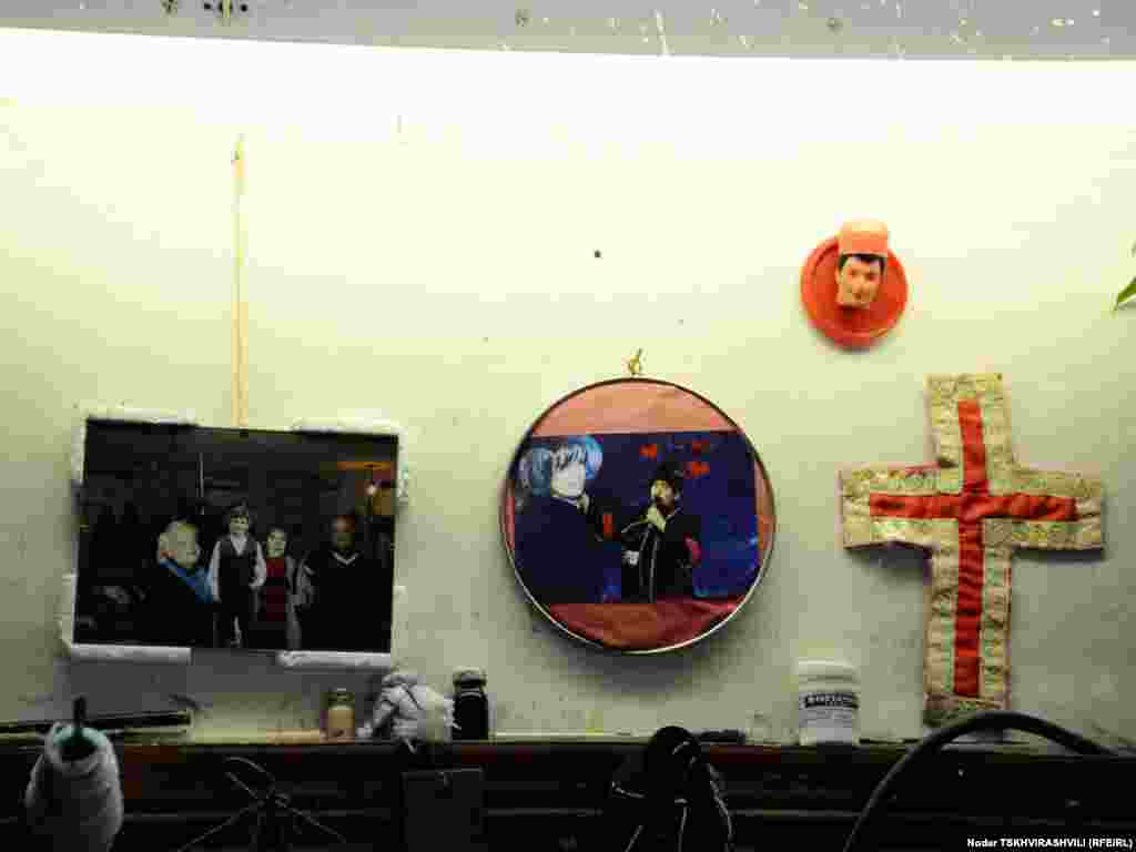 მესაათეები, მკერავები, მეწაღეები, გასაღების ხელოსნები - ისინი თბილისის ყველა უბანში არიან და ყველამ იცის მათი პატარა, უმეტესად, სარდაფებსა და ჩიხებში ”დამალული” ოთახების მისამართები...