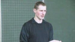 Віталь Рыжкоў чытае верш «Матчыны рукі»