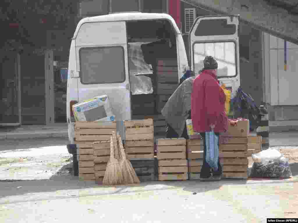 ...şi v&acirc;nzători ambulanţi