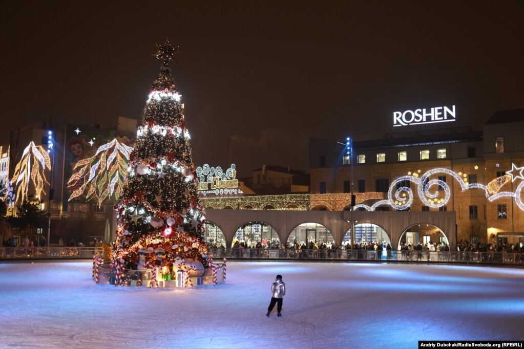 Ковзанка від ROSHEN, площею 2 тисячі квадратних метрів, зі святковою ялинкою посередині, вже відкрита для відвідувачів у Киві з 30 листопада 2020 року