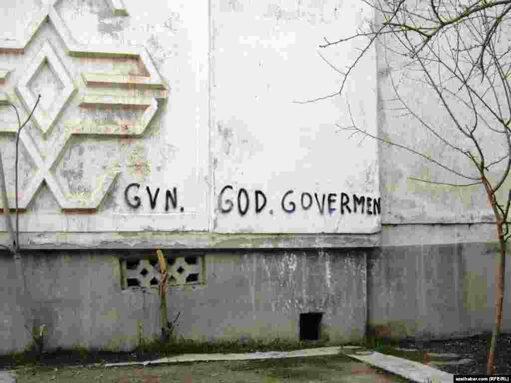 Aşgabatda &yacute;aşa&yacute;yş ja&yacute;yň diwaryna &yacute;azylan &yacute;azgy