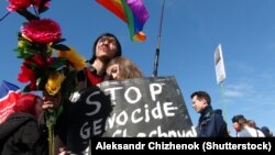 Участники митинга протеста требуют остановить репрессии против геев в Чечне. Санкт-Петербург, 1 мая 2017 года