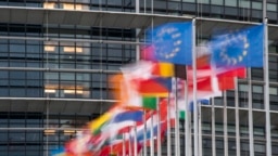 A tagországok zászlói az Európai Parlament strasbourgi épülete előtt, 2020. október 6-án. 