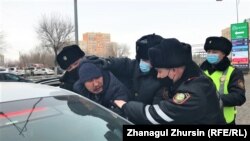 Polisiýa parlament saýlawlary geçirilýän wagty protestçileri tussag edýär. 10-njy ýanwar, 2021 ý. Aktobe, Gazagystan.