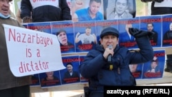 Оралда әкімдік рұқсатымен өткен митингіде "Nazarbayev is a dictator" деген плакат ұстап тұрған адам. 28 ақпан, 2021 жыл.