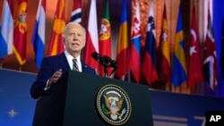 Президент США Джо Байден выступает с речью по случаю 75-летия НАТО в аудитории Эндрю У. Меллона в Вашингтоне, 9 июля 2024 года