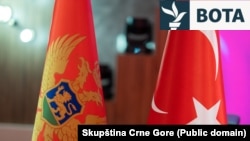 Flamuri malazez përkrah atij turk.