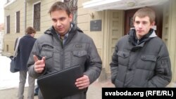 Яўген Хазіяметаў (зьлева) і Ўладзіслаў Бароўскі ля будынку суду