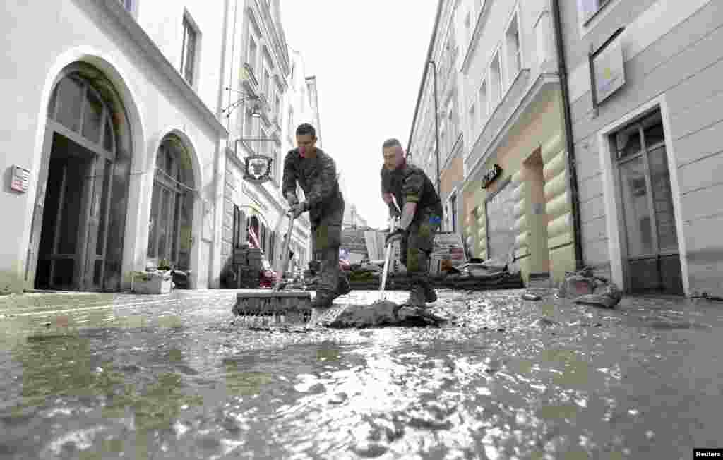 Curăţenie după inundaţii în oraşul german Passau