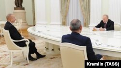 Ruski predsjednik Vladimir Putin (u sredini) na sastanku s azerbejdžanskim predsjednikom Ilhamom Alijevim (lijevo) i armenskim premijerom Nikolom Pašinijanom ranije 2021.