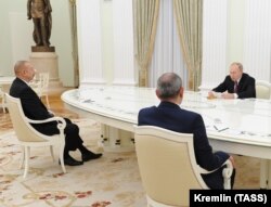 Ianuarie 2021: Vladimir Putin, față în față cu președintele azer Ilham Aliyev (stânga) și premierul armean Nikol Pashinyan. Cei trei s-au întâlnit pentru a discuta implementarea armistițiului din 9 noiembrie 2020.