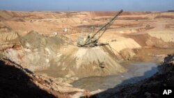 Ukraynanın Kirovoqrad kanyonunda ilmenit karxanası.