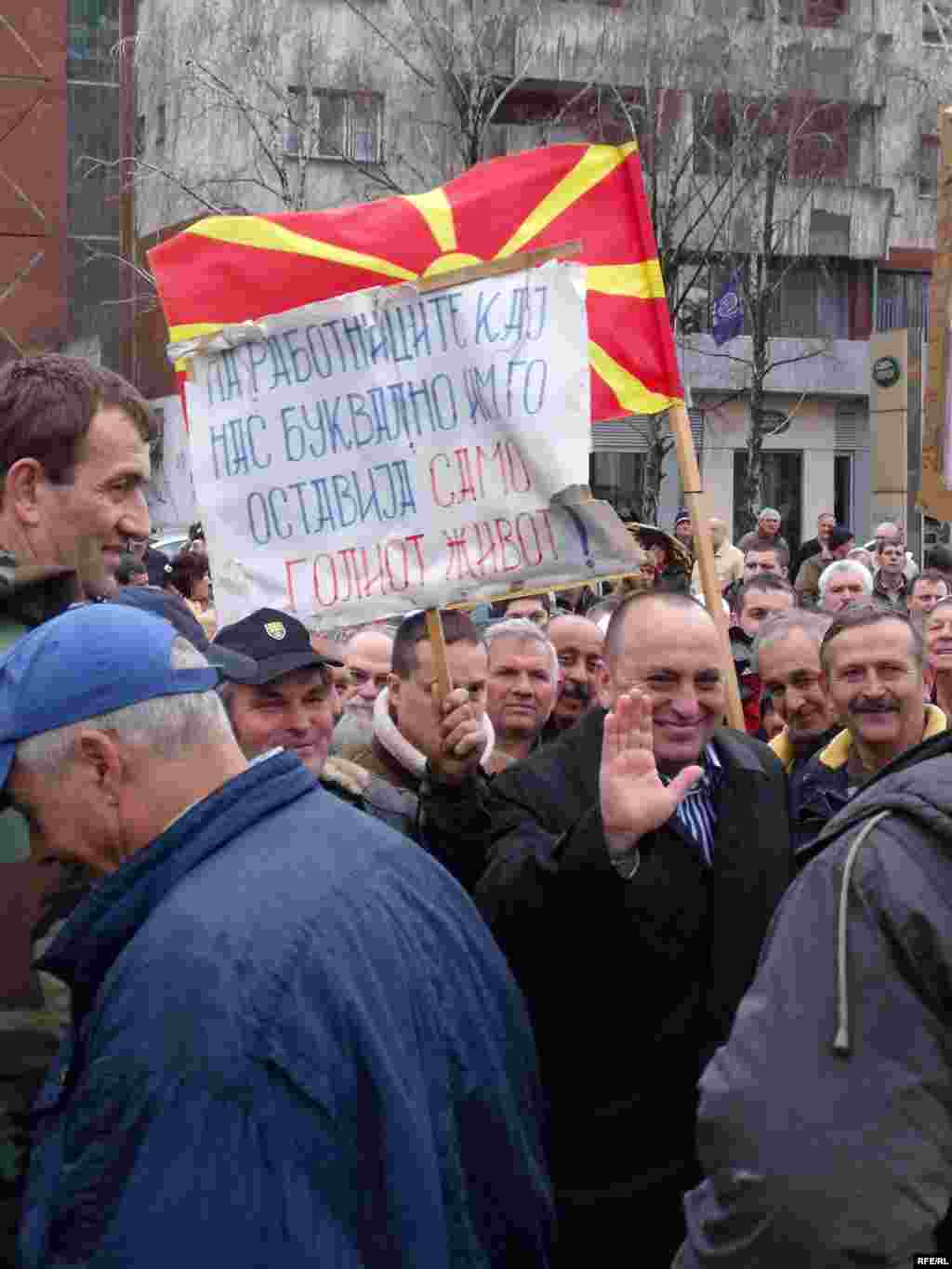 Лидерот на Обединетите за Македонија Љубе Бошкоски меѓу стечајците на протестот пред Влада