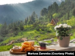 Mëngjes i ngrënë nga Zaremba, në bujtinën Dëbani i Malësorit, pranë Liqenatit në Kosovë.