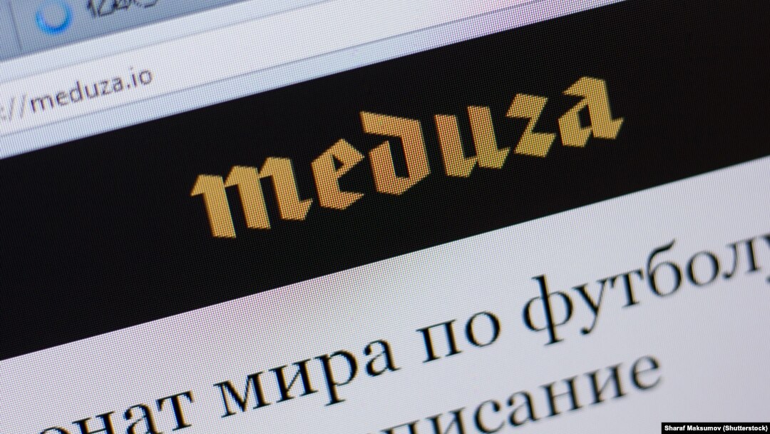 Site-ul de știri independent Meduza este interzis în Rusia și funcționează din Letonia.