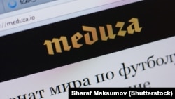 Site-ul de știri independent Meduza este interzis în Rusia și funcționează din Letonia.
