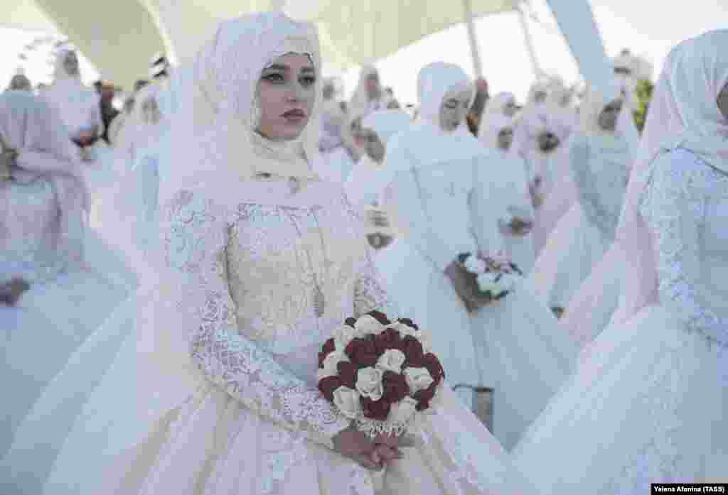 One hundred and ninety-nine brides (marking Grozny&#39;s 199th birthday) gather in Tsvetochny Park to get married in the Chechen capital on October 5. (TASS/Yelena Afonina)