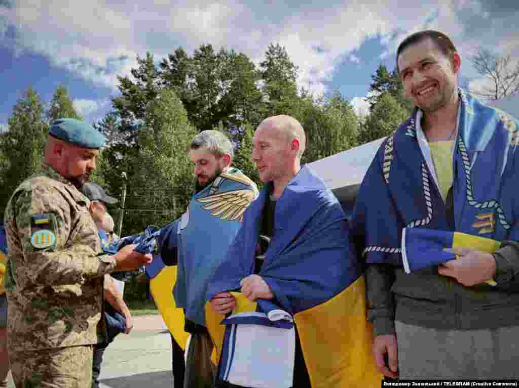«Дякую всім, хто щодня працює над поверненням наших людей. Пам’ятаємо про кожного й кожну, хто залишається в неволі. Шукаємо по кожному прізвищу. І зробимо все, щоб звільнити їх та повернути додому, – написав  у телеграмі президент України Володимир Зеленський