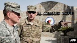 Afganistan - Gjenerali Martin Dempsey (M) gjatë një vizite në shtabin e forcave tokësore amerikane në Afganistan (Ilustrim)