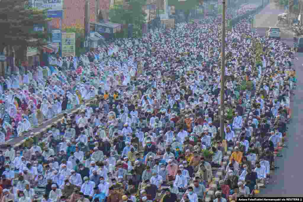 İndoneziyadaki musulmanlar Cakartanıñ çetindeki Bekaside cemaat namazını qılalar