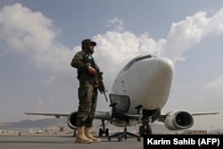 Egy tálib harcos a kabuli repülőtéren 2021. szeptember 12-én