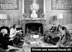 Кристо и Жан-Клод обсъждат проекта „Опакованият Пон ньоф“ с кмета на Париж Жак Ширак през 1982 г.