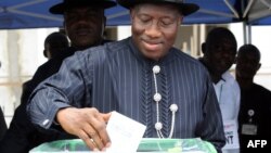 Прэзыдэнт Нігерыі Гудлак Джонатан галасуе на выбарах