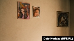 ანის სახლის კედელი მისი ფოტოებით